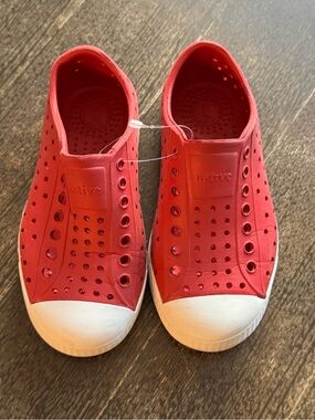 Native Jefferson Slip-On Kids Shoes in Red C10